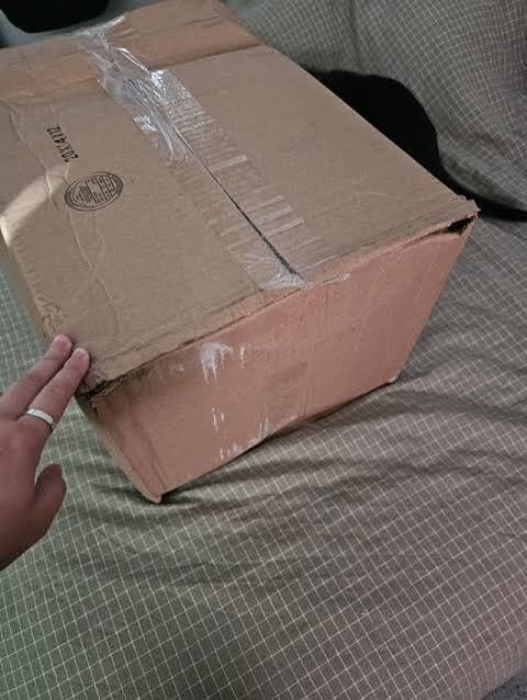 Close-up of the crushed corner of the box